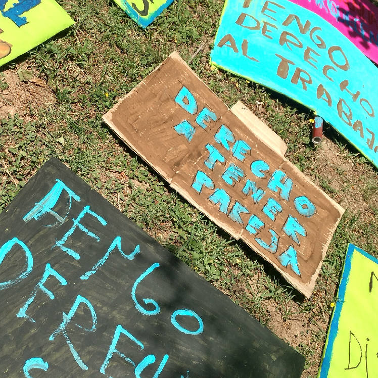 Foto de carteles de la marcha de salud mental. En los carteles se lee: "Derecho a tener pareja" "Tengo derecho al trabajo"