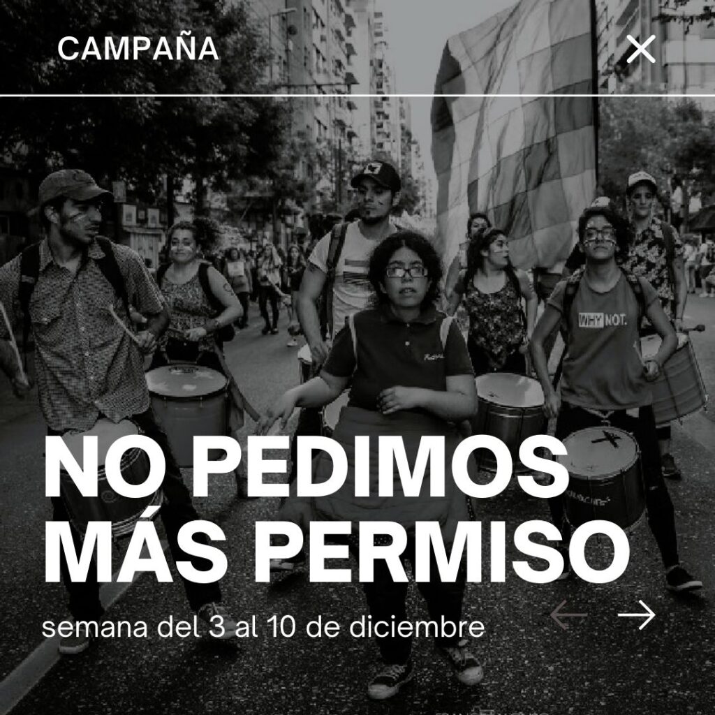 En la foto se ve a seis personas con bombos y redoblantes en una macha, en la calle, la imagen es en colores blancos y negros. En letras blancas se lee: "Campaña: NO PEDIMOS MÁS PERMISO. Semana del 3 al 10 de Diciembre".