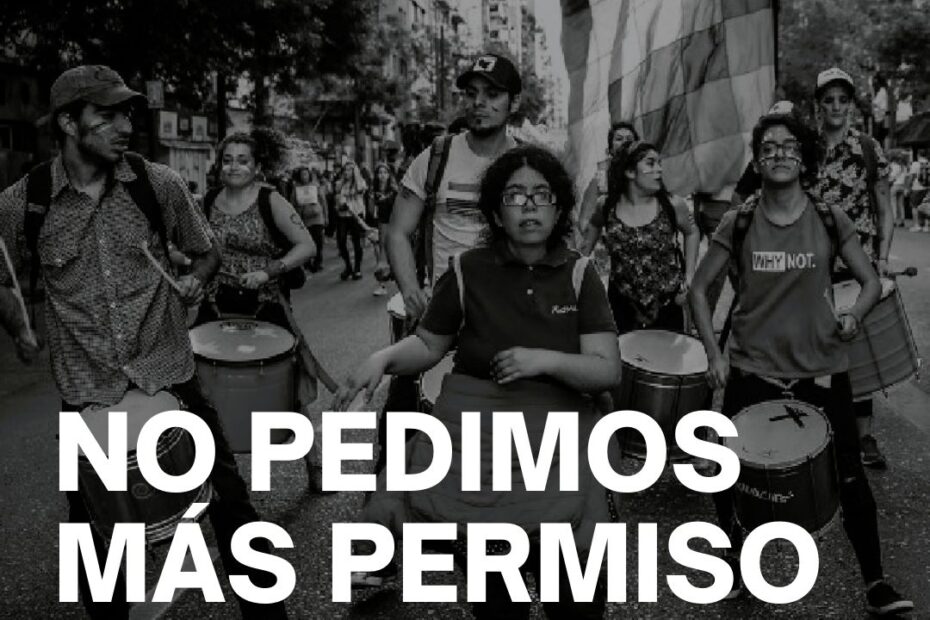 En la foto se ve a seis personas con bombos y redoblantes en una macha, en la calle, la imagen es en colores blancos y negros. En letras blancas se lee: "Campaña: NO PEDIMOS MÁS PERMISO. Semana del 3 al 10 de Diciembre".