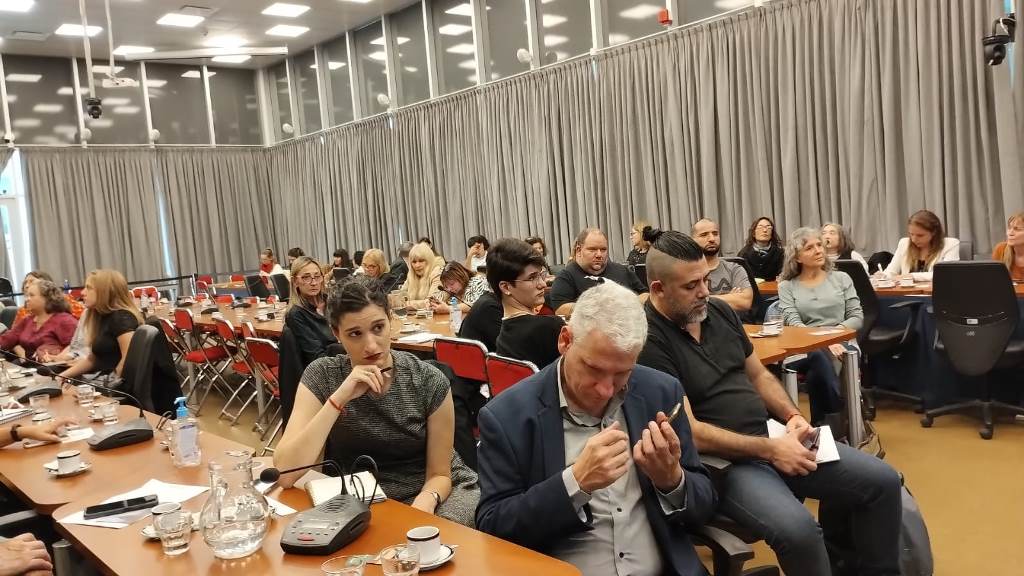 Imágen de la sala en la Cámara de Diputados, se ven parte de los y las asistentes a la presentación.
