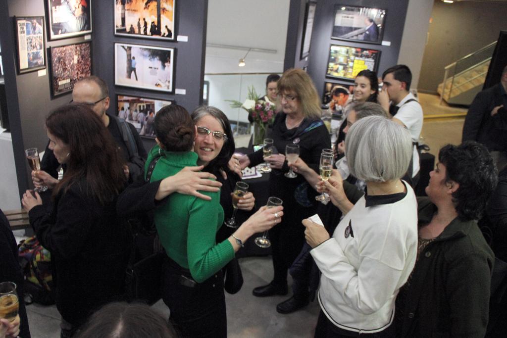 Momento del brindis, se ve a algunos integrantes de REDI e invitadxs. Foto REDI