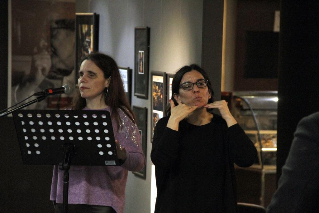 Se ve a Vero Gonzalez en la conducción del evento, junto a la interprete de LSA. Foto REDI