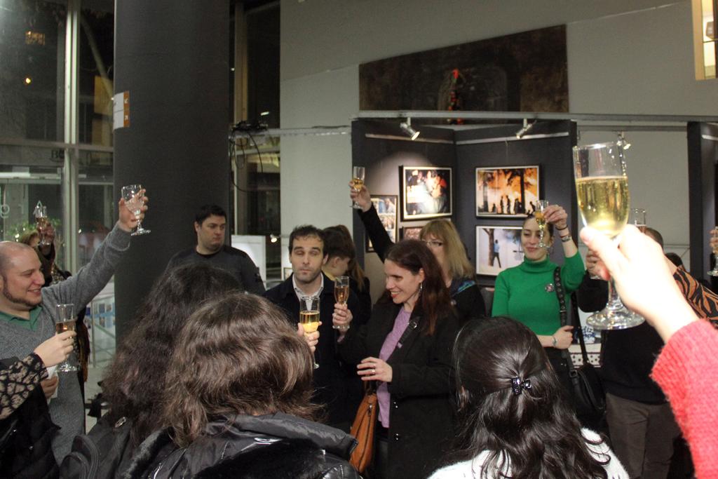 Momento del brindis, se ve a algunos integrantes de REDI e invitadxs. Foto REDI