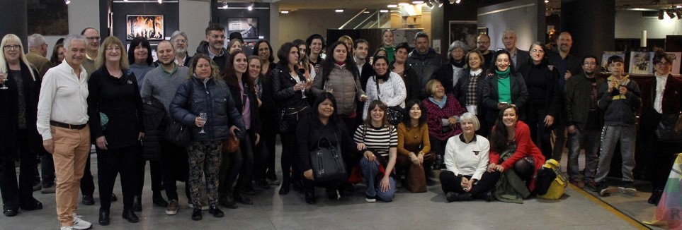 Foto final de los festejos, se ve a todas las personas que participaron frente a cámara