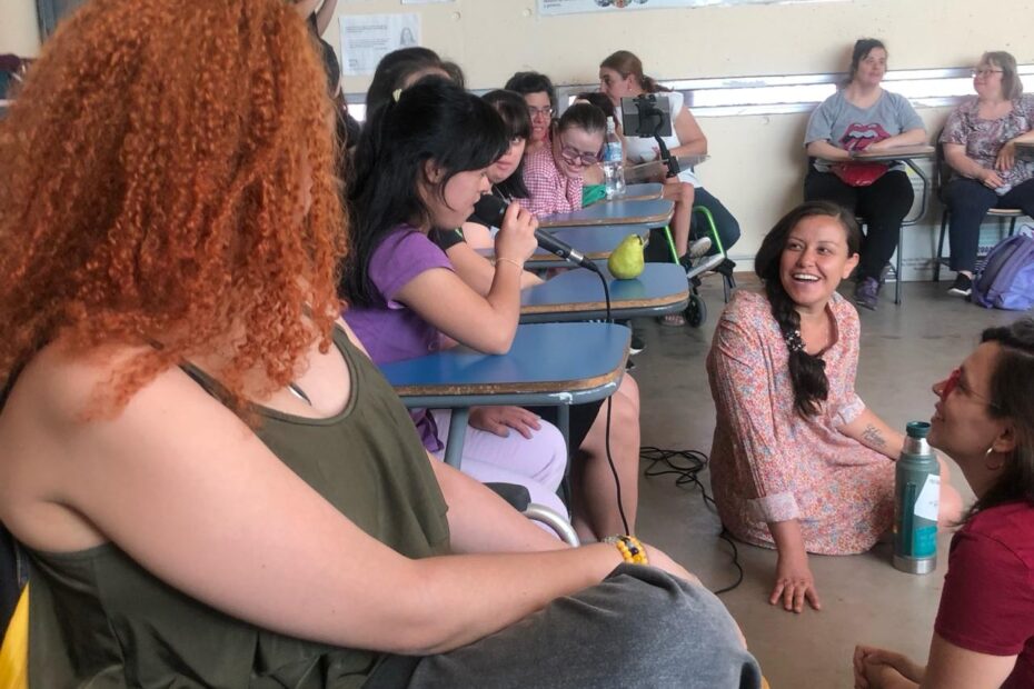 Foto del primer encuentro de Dislocadas en dic. 2023, se ven jóvenes y mujeres conversando en un taller en un aula de la universidad
