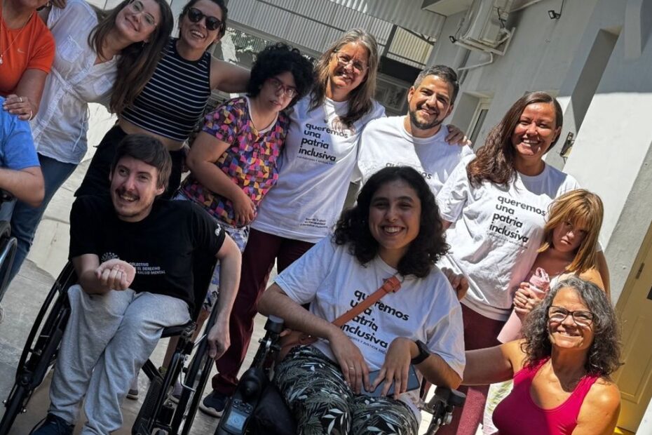Parte del equipo de la Mesa de Trabajo en Discapacidad y DDHH durante una reunión