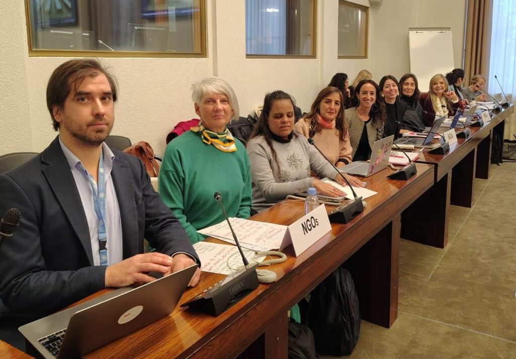 Las mujeres representantes de las organizaciones de Argentina, junto al representante de la Alianza Internacional por la Discapacidad (IDA)