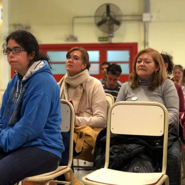 Emi Ozan en el curso en el Cabred Foto de personas sentadas en un aula mirando para adelante.