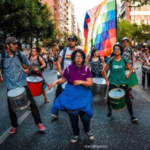 Foto de la murga de la marcha de salud mental. La compa Emi esta como integrante y primera plana de la imagen.
