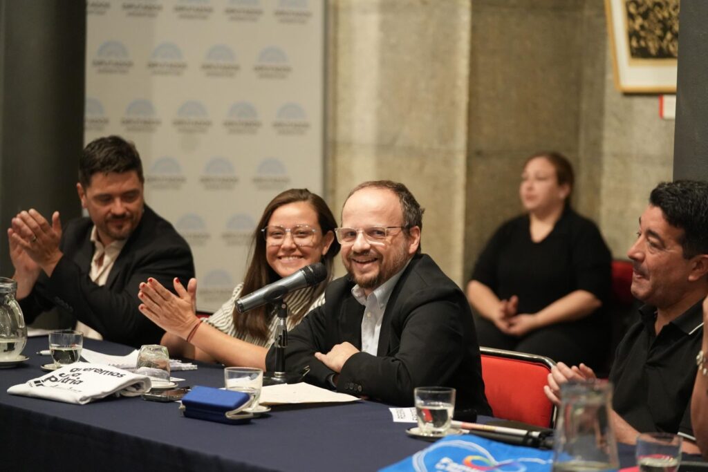 Se ve a integrantes de la Mesa. Presentación Proyecto de Ley Marco - Congreso Nacional - 3-12-24