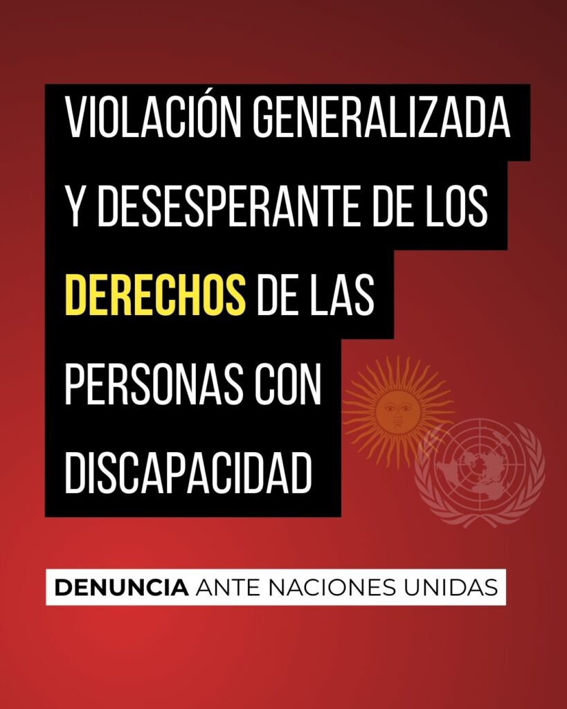 Sobre un fondo color rojo con un degradé suave de claro a negro, se ve el dibujo del sol de mayo y el escudo de naciones unidas. Y se lee el texto: “Violación generalizada y desesperante de los derechos de las personas con discapacidad” y más abajo: “DENUNCIA ANTE NACIONES UNIDAS”