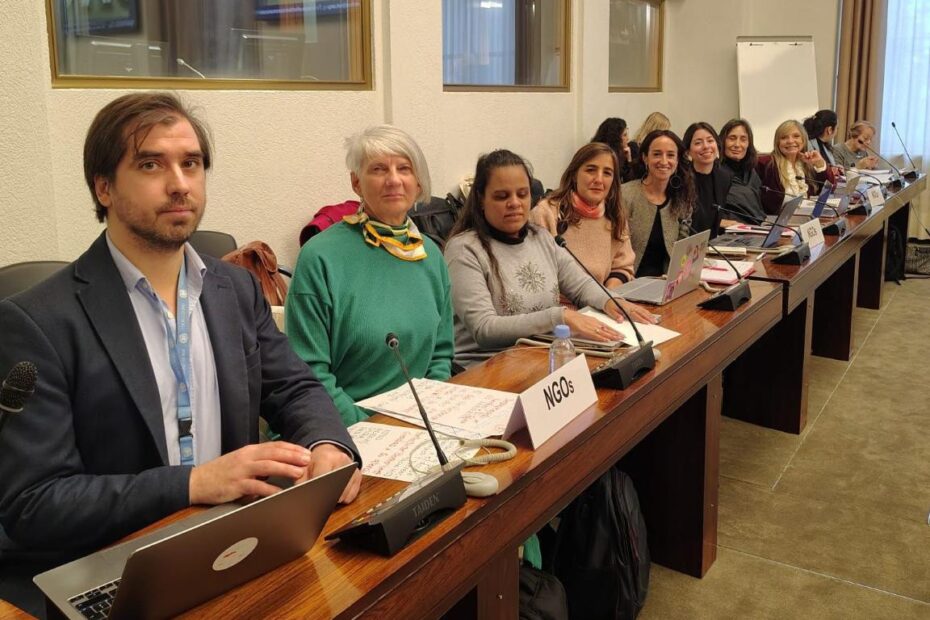 Las mujeres representantes de las organizaciones de Argentina, junto al representante de la Alianza Internacional por la Discapacidad (IDA)